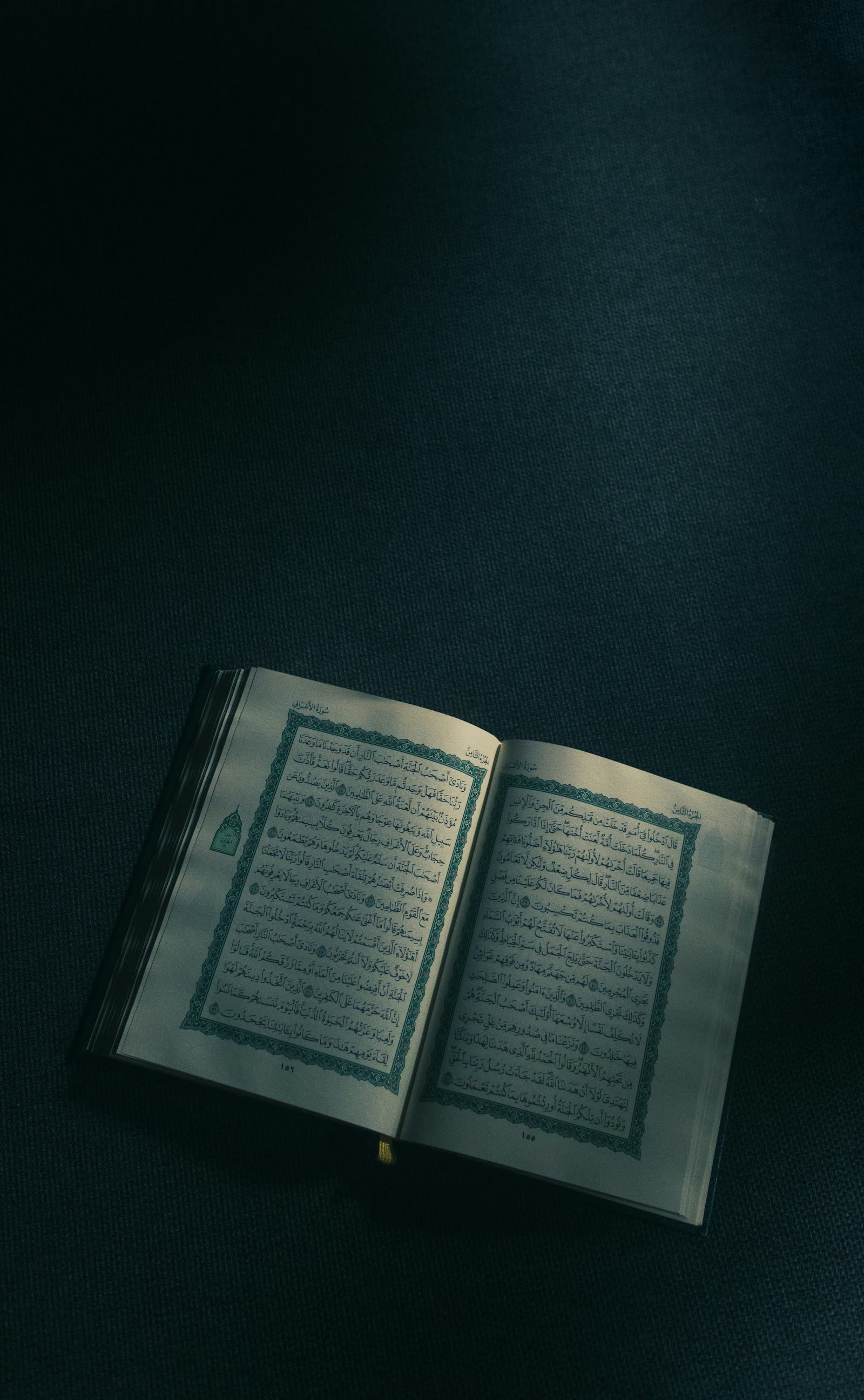 مصحف مفتوح في ضوء هادئ